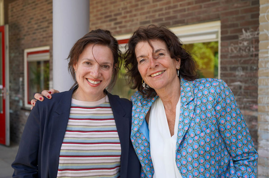 Portretfoto Eva Naaijkens en schoolleider Doritha de Koning van IKC Tuindorp in Amsterdam-Noord