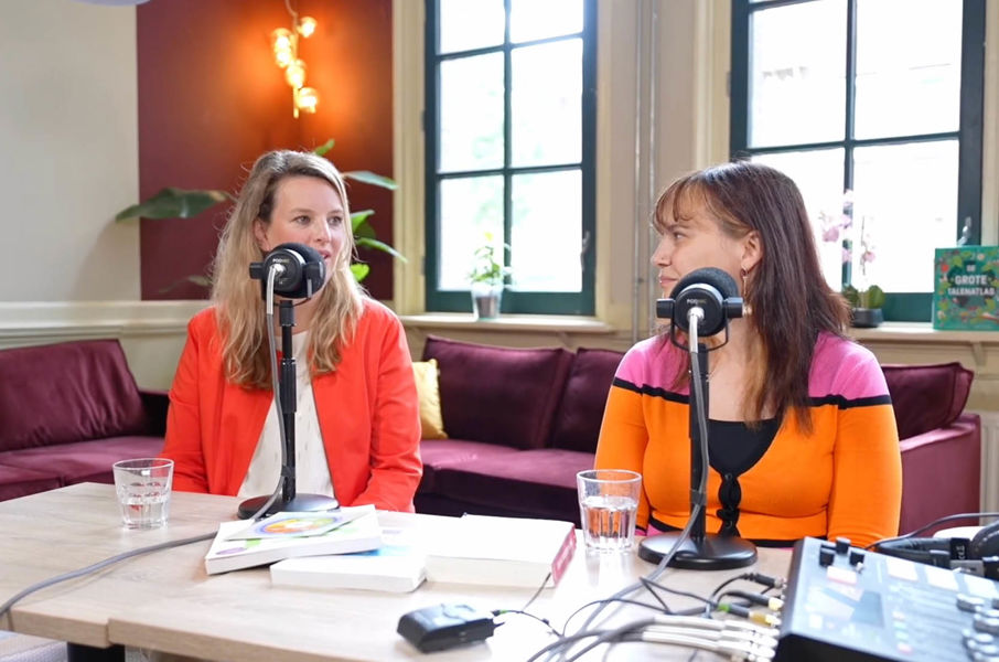 Foto Tjipcast met Esther van Zoest van expertiseschool Taalschool Utrecht en Eva Schaepkens van Taalschool ’s-Hertogenbosch